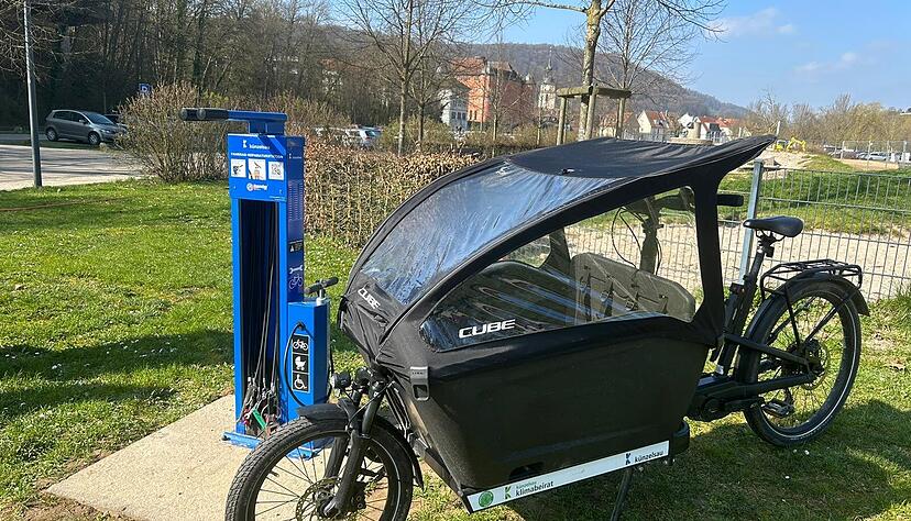 Ein Lastenrad, hier an einer Station in K&uuml;nzelsau: Heilbronn will B&uuml;rger bei der Anschaffung finanziell unterst&uuml;tzen.