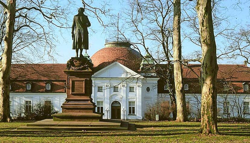 Schiller-Nationalmuseum mit dem Schiller-Denkmal im Vordergrund: Jetzt wird es wiedereröffnet mit der neuen Dauerausstellung „Schiller!“. Schiller-Nationalmuseum mit dem Schiller-Denkmal im Vordergrund: Jetzt wird es wiedereröffnet mit der neuen Dauerausstellung „Schiller!“.
