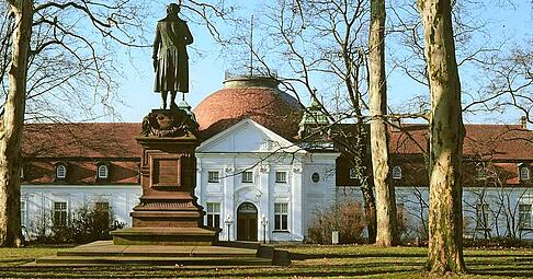 Schiller-Nationalmuseum mit dem Schiller-Denkmal im Vordergrund: Jetzt wird es wiedereröffnet mit der neuen Dauerausstellung „Schiller!“. Schiller-Nationalmuseum mit dem Schiller-Denkmal im Vordergrund: Jetzt wird es wiedereröffnet mit der neuen Dauerausstellung „Schiller!“.