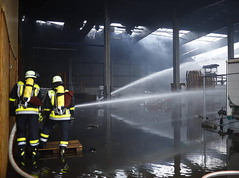 Eine Lagerhalle auf dem ehemaligen Werksgel&auml;nde der Firma Werzalit stand ab dem fr&uuml;hen Nachmittag in Flammen.