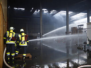Eine Lagerhalle auf dem ehemaligen Werksgel&auml;nde der Firma Werzalit stand ab dem fr&uuml;hen Nachmittag in Flammen.