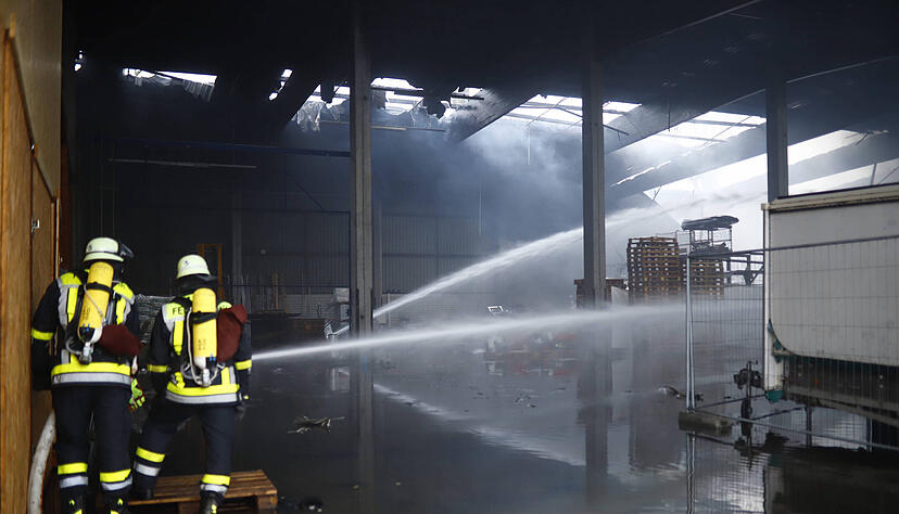 Eine Lagerhalle auf dem ehemaligen Werksgel&auml;nde der Firma Werzalit stand ab dem fr&uuml;hen Nachmittag in Flammen.