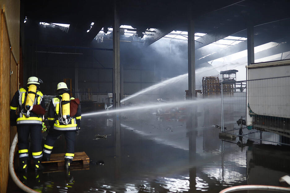 Eine Lagerhalle auf dem ehemaligen Werksgel&auml;nde der Firma Werzalit stand ab dem fr&uuml;hen Nachmittag in Flammen.