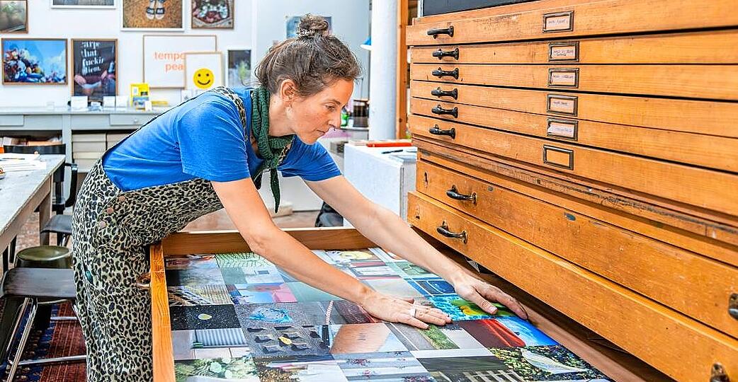 Annika Winkelmann hat neben ihrer konzeptionellen Kunst immer schon fotografiert: kuriose Momentaufnahmen, die sie auf quadratische Kacheln zieht. Annika Winkelmann hat neben ihrer konzeptionellen Kunst immer schon fotografiert: kuriose Momentaufnahmen, die sie auf quadratische Kacheln zieht.