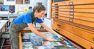 Annika Winkelmann hat neben ihrer konzeptionellen Kunst immer schon fotografiert: kuriose Momentaufnahmen, die sie auf quadratische Kacheln zieht.