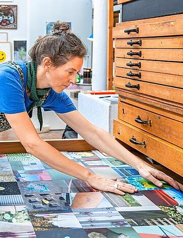 Annika Winkelmann hat neben ihrer konzeptionellen Kunst immer schon fotografiert: kuriose Momentaufnahmen, die sie auf quadratische Kacheln zieht. Annika Winkelmann hat neben ihrer konzeptionellen Kunst immer schon fotografiert: kuriose Momentaufnahmen, die sie auf quadratische Kacheln zieht.