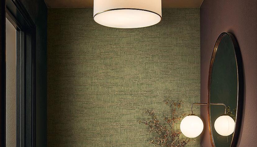 Ein angesagtes Match: Gr&uuml;nt&ouml;ne auf der Tapete zum orangefarbenen M&ouml;belst&uuml;ck. Hier zu sehen am Tapeten-Beispiel von Marburger.