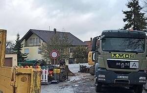 Die Lehrener Straße ist dieser Tage Baustelle. Doch die Kanalarbeiten gehen zum Glück schneller vonstatten als gedacht. Die Lehrener Straße ist dieser Tage Baustelle. Doch die Kanalarbeiten gehen zum Glück schneller vonstatten als gedacht.