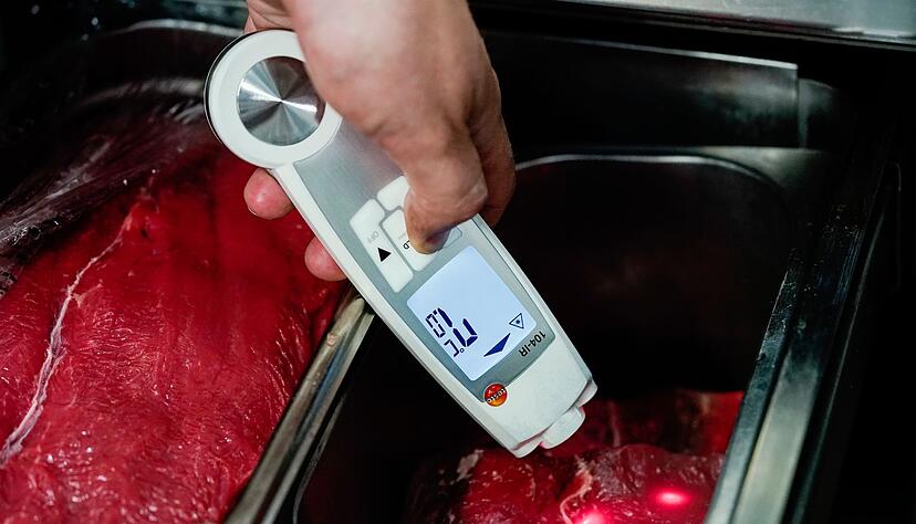 Lebensmittelkontrolleure stellen sich zu Beginn einer Kontrolle immer mit ihrem Namen vor und zeigen ihren Dienstausweis. (Symbolbild)