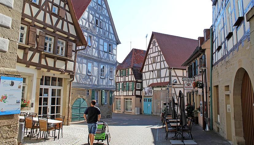Beeindruckende Fachwerkbauten in der Altstadt bilden ein anheimelndes Ambiente, in dem sich Anwohner ebenso wohl fühlen können, wie Gäste.
Fotos: Jörg Kühl Beeindruckende Fachwerkbauten in der Altstadt bilden ein anheimelndes Ambiente, in dem sich Anwohner ebenso wohl fühlen können, wie Gäste.
Fotos: Jörg Kühl