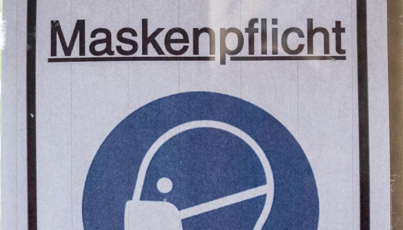 Ein Plakat mit der Aufschrift «Maskenpflicht».