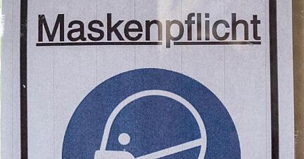 Ein Plakat mit der Aufschrift «Maskenpflicht».