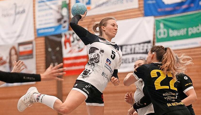 Stefanie Samer (am Ball) hat mit der HSG Hohenlohe den Klassenerhalt in der Verbandsliga verpasst.