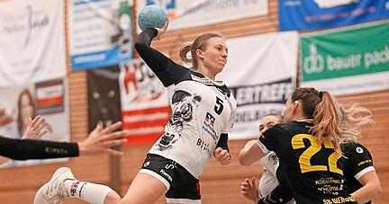 Stefanie Samer (am Ball) hat mit der HSG Hohenlohe den Klassenerhalt in der Verbandsliga verpasst.
Foto: Herbert Schmerbeck Stefanie Samer (am Ball) hat mit der HSG Hohenlohe den Klassenerhalt in der Verbandsliga verpasst.
Foto: Herbert Schmerbeck