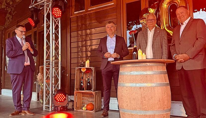 Bürgermeister Martin Piott (v.l.) im Gespräch mit Landrat Ian Schölzel und seinen Vorgängern Thomas Föhl und Herbert Sickinger.