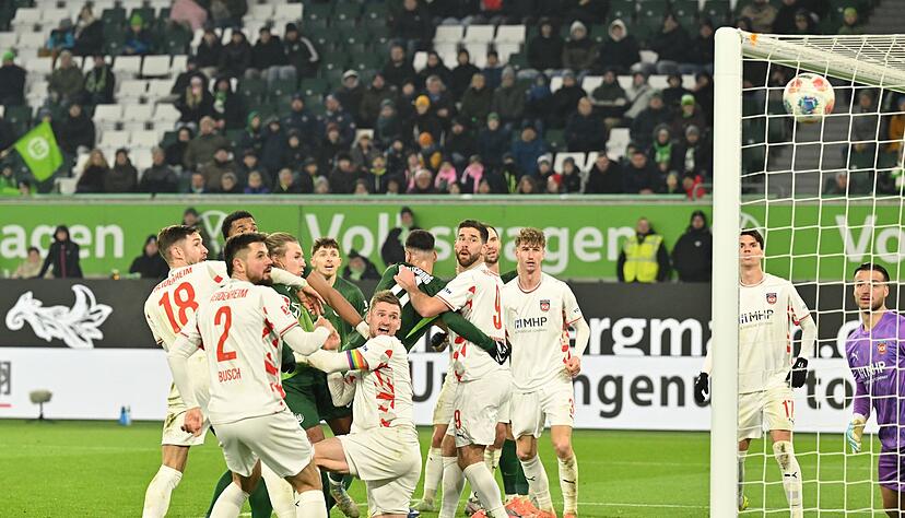 Der Ausgleich: Wolfsburgs Moritz Jenz trifft zum 1:1 gegen Heidenheim.