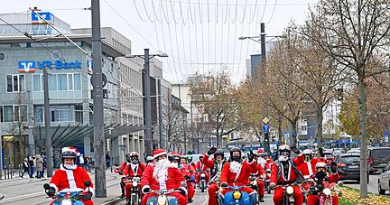 Mitglieder des Bifibataillon und andere Freiwillige haben sich für die Tour durch Heilbronn und Umgebung in Nikolauskostüme geworfen. Anschließend liefen sie mit der Spendenbüchse über den Weihnachtsmarkt. 
Foto: Christiana Kunz