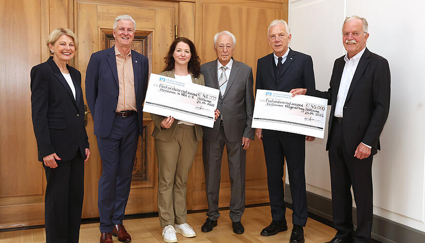 Hermann Flachsmann (Mitte) hat die Spende im Beisein von Bürgermeisterin Agnes Christner an Chefredakteur Uwe Ralf Heer und Menschen in Not-Vereinsvorsitzende Tanja Ochs sowie Oberbürgermeister Harry Mergel und Stiftungsvorstand Karl Schäuble (von links) übergeben.