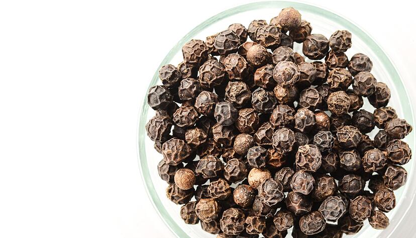 Schwarzer Pfeffer ist aromatischer und fruchtiger als weißer Pfeffer. Schwarzer Pfeffer ist aromatischer und fruchtiger als weißer Pfeffer.