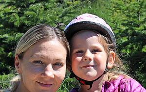 Lavinia Petri dr&uuml;ckt den kleinen Gabriel an sich. Adriana rollert durch Biberach.