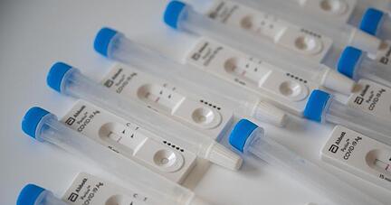 Schnelltests in einer Teststation im baden-württembergischen Sindelfingen.