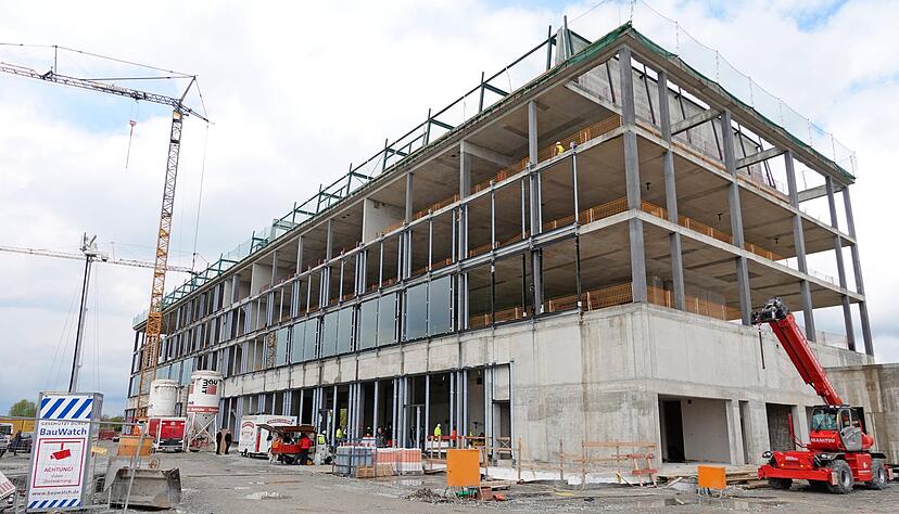 Die ersten Fenster in der mächtigen Glasfront sind eingesetzt. Der Bau befindet sich im Zeitplan. Auch die Kosten laufen derzeit nicht aus dem Ruder. Die ersten Fenster in der mächtigen Glasfront sind eingesetzt. Der Bau befindet sich im Zeitplan. Auch die Kosten laufen derzeit nicht aus dem Ruder.