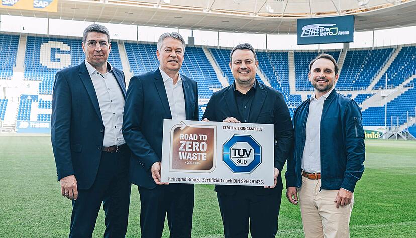 Bronze für die Arena: Die TSG-Manager Stefan Wagner und Denni Strich mit Prezero-Vorstandschef Thomas Kyriakis und Marcus Sagitz (von links) fruen sich über das Siegel "Zero-Waste-Stadion". Bronze für die Arena: Die TSG-Manager Stefan Wagner und Denni Strich mit Prezero-Vorstandschef Thomas Kyriakis und Marcus Sagitz (von links) fruen sich über das Siegel "Zero-Waste-Stadion".