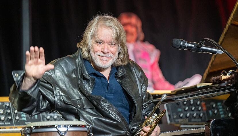 Auf der Bühne ist der Unterhaltungskünstler schon seit mehreren Jahrzehnten zu Hause. (Archivbild) Auf der Bühne ist der Unterhaltungskünstler schon seit mehreren Jahrzehnten zu Hause. (Archivbild)