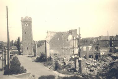 Der Götzenturm blieb weitgehend unbeschädigt. Im Vordergrund die Allerheiligenstraße.