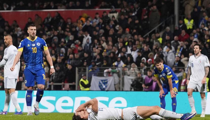 Italiens Fu&szlig;ball liegt nach dem Playoff-Aus am Boden - so wie hier Pio Esposito.