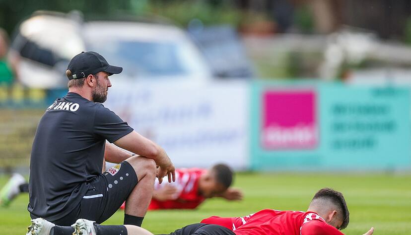Sebastian Hoeneß schaut bei der Trainingseinheit zu. Sebastian Hoeneß schaut bei der Trainingseinheit zu.