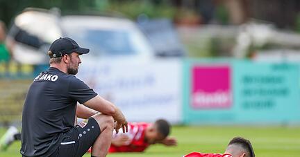 Sebastian Hoeneß schaut bei der Trainingseinheit zu. Sebastian Hoeneß schaut bei der Trainingseinheit zu.