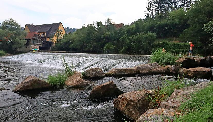 Diese Fischtreppe bei Bächlingen wurde nach dem Brand gebaut. Die Tiere können am Wehr vorbeischwimmen, dadurch kann die Jagst wieder besiedelt werden.