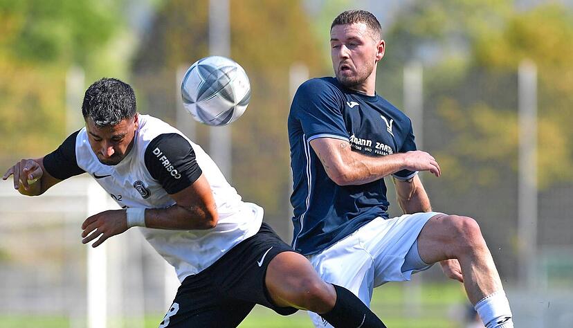 Phillip Seybold (rechts) und seine Mitspieler müssen noch mehr Leistung bringen, die Konzentration erhöhen und sich wieder auf die fußballerischen Grundtugenden besinnen, um die Klasse halten zu können.
Foto: Mario Berger Phillip Seybold (rechts) und seine Mitspieler müssen noch mehr Leistung bringen, die Konzentration erhöhen und sich wieder auf die fußballerischen Grundtugenden besinnen, um die Klasse halten zu können.
Foto: Mario Berger
