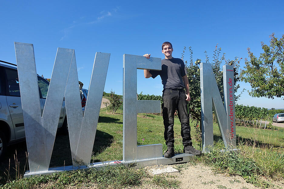 Die Weing&auml;rtner Cleebronn-G&uuml;glingen haben ein Eck des Weinbergs, das der Gemeinde geh&ouml;rt, aufgeh&uuml;bscht und zur Vermarktung genutzt. Lukas Beyl macht das "i" im Wein.