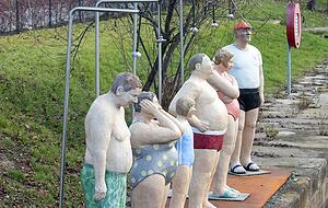 Die Originalfigur im blauen Badeanzug im Kreise der Buga-Duscher. Foto: Archiv/Veigel