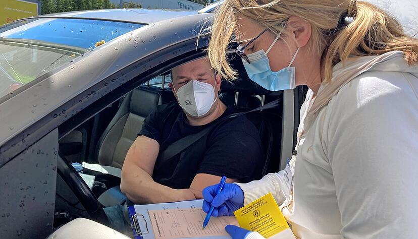 Daniel Fauser ist einer der ersten im Impf-Drive-in bei Dr. Susanne Bublitz. Die Pfedelbacher Hausärztin ist Vorstandsmitglied des Hausärzteverbands. Mit ihrer Vorstandskollegin impfte sie gestern rund 1000 Menschen mit Astrazeneca.
Foto: Tscherwitschke