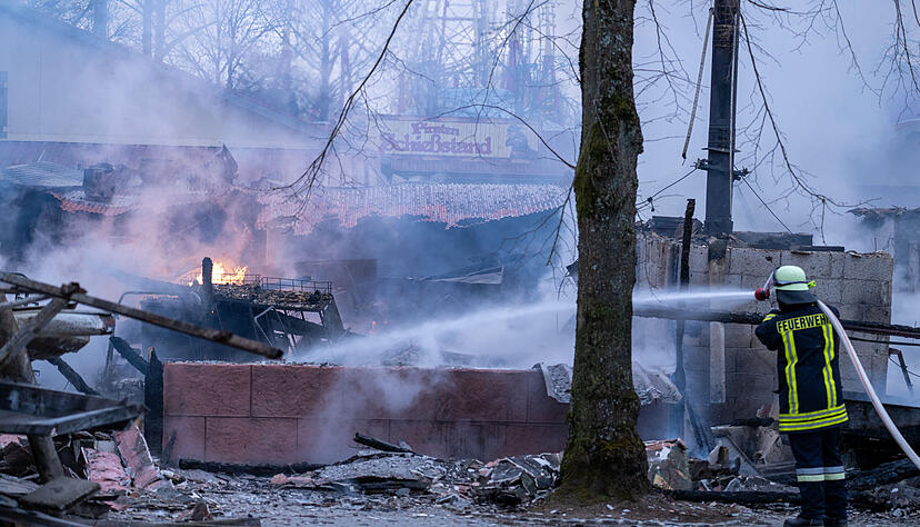 Ein Kiosk und der Gastst&auml;ttenbereich im Eingang des Freizeitparks sind vollst&auml;ndig zerst&ouml;rt. Die L&ouml;scharbeiten dauern an.