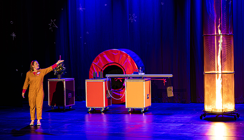 Ein Feuertornado wirbelt zum Finale vor den Augen des Publikums.