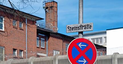 Das Leben hinter den Knastmauern ist geprägt von strengen Zeiteinteilungen und eingeschränkten Kontaktmöglichkeiten.
Foto: Archiv?/Mugler Das Leben hinter den Knastmauern ist geprägt von strengen Zeiteinteilungen und eingeschränkten Kontaktmöglichkeiten.
Foto: Archiv?/Mugler