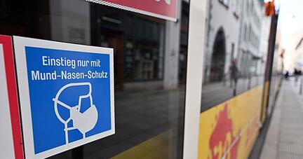 «Einstieg nur mit Mund-Nasen-Schutz» ist an der Tür einer Straßenbahn zu lesen. Die Maskenpflicht im öffentlichen Nahverkehr fällt in den kommenden Wochen in einigen Bundesländern.