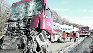 120 Einsätze hat die Feuerwehr Bad Rappenau im Jahr 2004 geleistet, genau zehn Prozent davon auf der A 6. An den insgesamt sieben Autobahnunfällen waren sechsmal Lkw beteiligt. (Archivfoto: Rudolf Landauer) 120 Einsätze hat die Feuerwehr Bad Rappenau im Jahr 2004 geleistet, genau zehn Prozent davon auf der A 6. An den insgesamt sieben Autobahnunfällen waren sechsmal Lkw beteiligt. (Archivfoto: Rudolf Landauer)