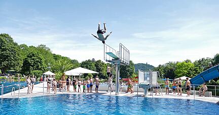 Mit teils spektakulären Sprüngen begeisterten die Teilnehmer des "Arschbombenwettbewerbs" die Zuschauer.
Foto: Harald Schmidt Mit teils spektakulären Sprüngen begeisterten die Teilnehmer des "Arschbombenwettbewerbs" die Zuschauer.
Foto: Harald Schmidt