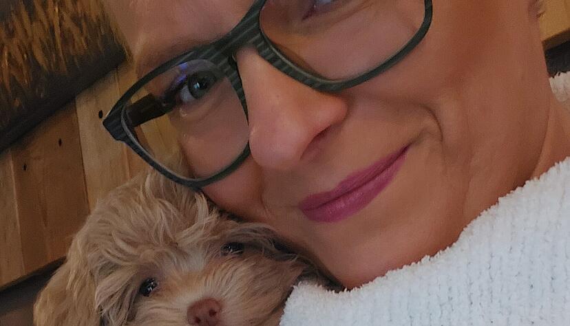 Im Seelenparadies Jettenbach fühlen sich Daniela Haase und ihre stets verschmusten Bolonka-Zwetna-Hunde wohl. Im Seelenparadies Jettenbach fühlen sich Daniela Haase und ihre stets verschmusten Bolonka-Zwetna-Hunde wohl.