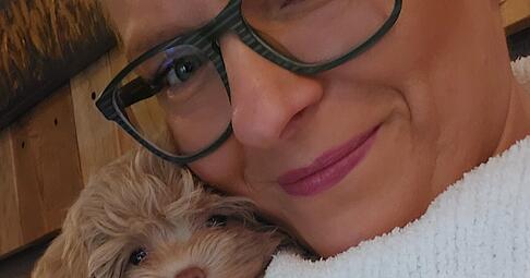 Im Seelenparadies Jettenbach fühlen sich Daniela Haase und ihre stets verschmusten Bolonka-Zwetna-Hunde wohl.