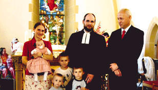 Die neue Widderner Pfarrfamilie Eißler mit Pfarrer Fritz Hezinger (rechts) aus Jagsthausen, der seinen Kollegen vorstellte. (Foto: Heidelind Andritsch)