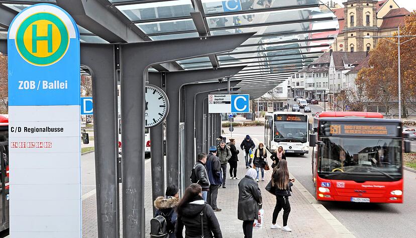 Zentraler Punkt für den öffentlichen Personennahverkehr in Neckarsulm: der Zentrale Omnibusbahnhof bei der Ballei. Hier kreuzen sich die Linien, aber dafür müssen teils Umwege in Kauf genommen werden, die die Fahrzeiten verlängern. Foto: Ralf Seidel Zentraler Punkt für den öffentlichen Personennahverkehr in Neckarsulm: der Zentrale Omnibusbahnhof bei der Ballei. Hier kreuzen sich die Linien, aber dafür müssen teils Umwege in Kauf genommen werden, die die Fahrzeiten verlängern. Foto: Ralf Seidel