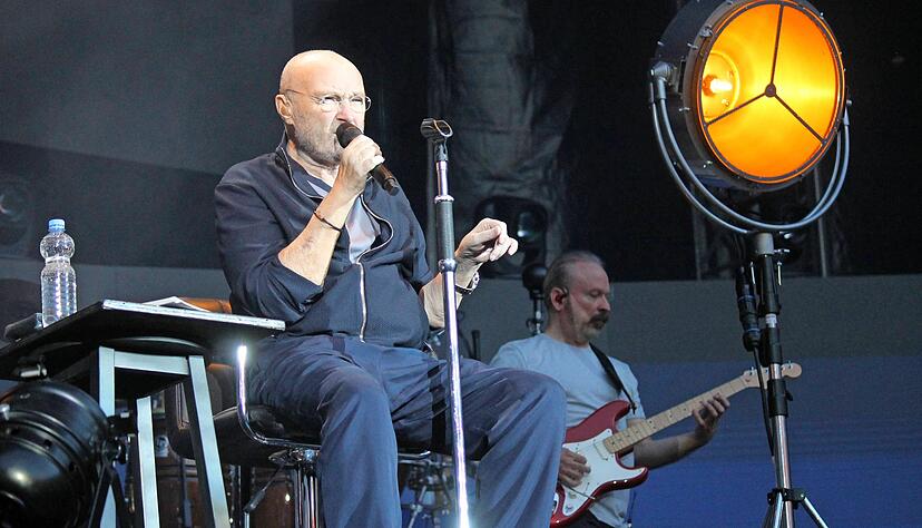 Konzert im Sitzen: Phil Collins beim deutschen Tourauftakt in Stuttgart. Fotos: Ranjo Doering