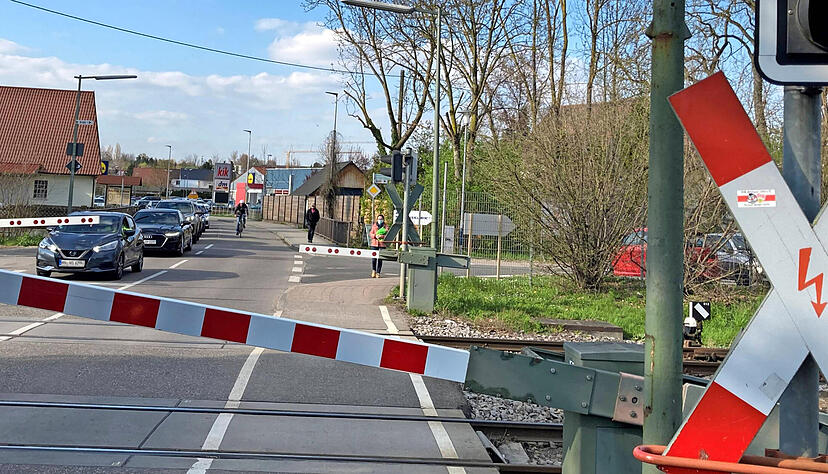 Wie lange ist die Wartezeit am Bahnübergang? Jede Anlage (hier in Leingarten) ist individuell eingestellt, es dauert zudem je nach Zuglauf unterschiedlich. Foto: Friese
