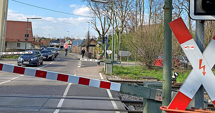 Wie lange ist die Wartezeit am Bahnübergang? Jede Anlage (hier in Leingarten) ist individuell eingestellt, es dauert zudem je nach Zuglauf unterschiedlich. Foto: Friese